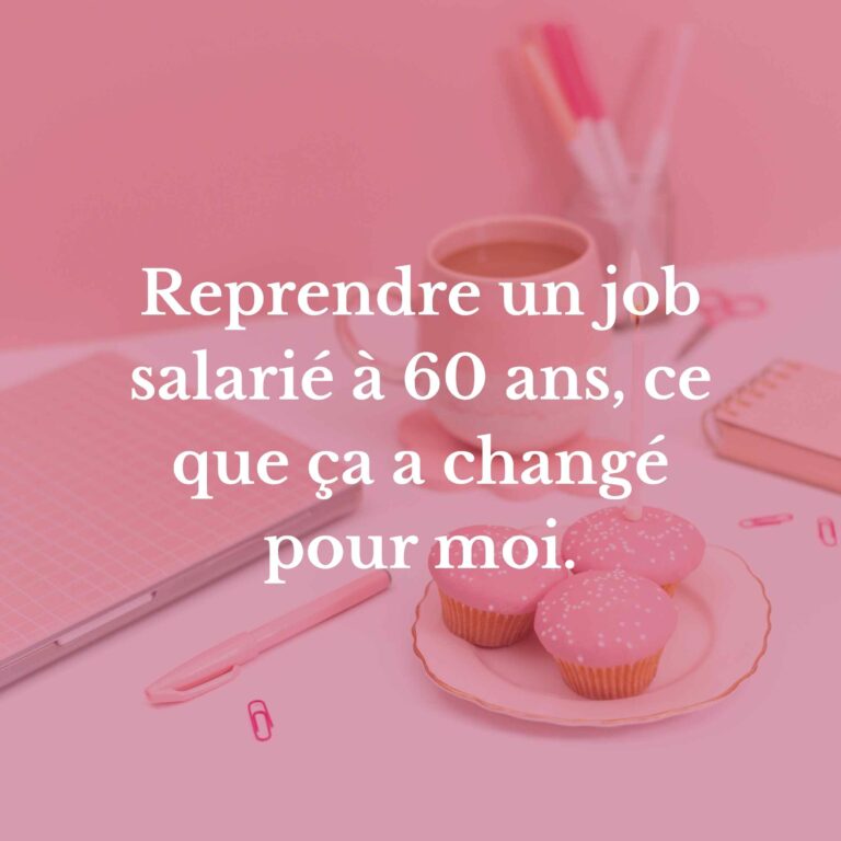 Bureau rose avec carnet, café et cupcakes illustrant la reprise d'un emploi salarié à 60 ans