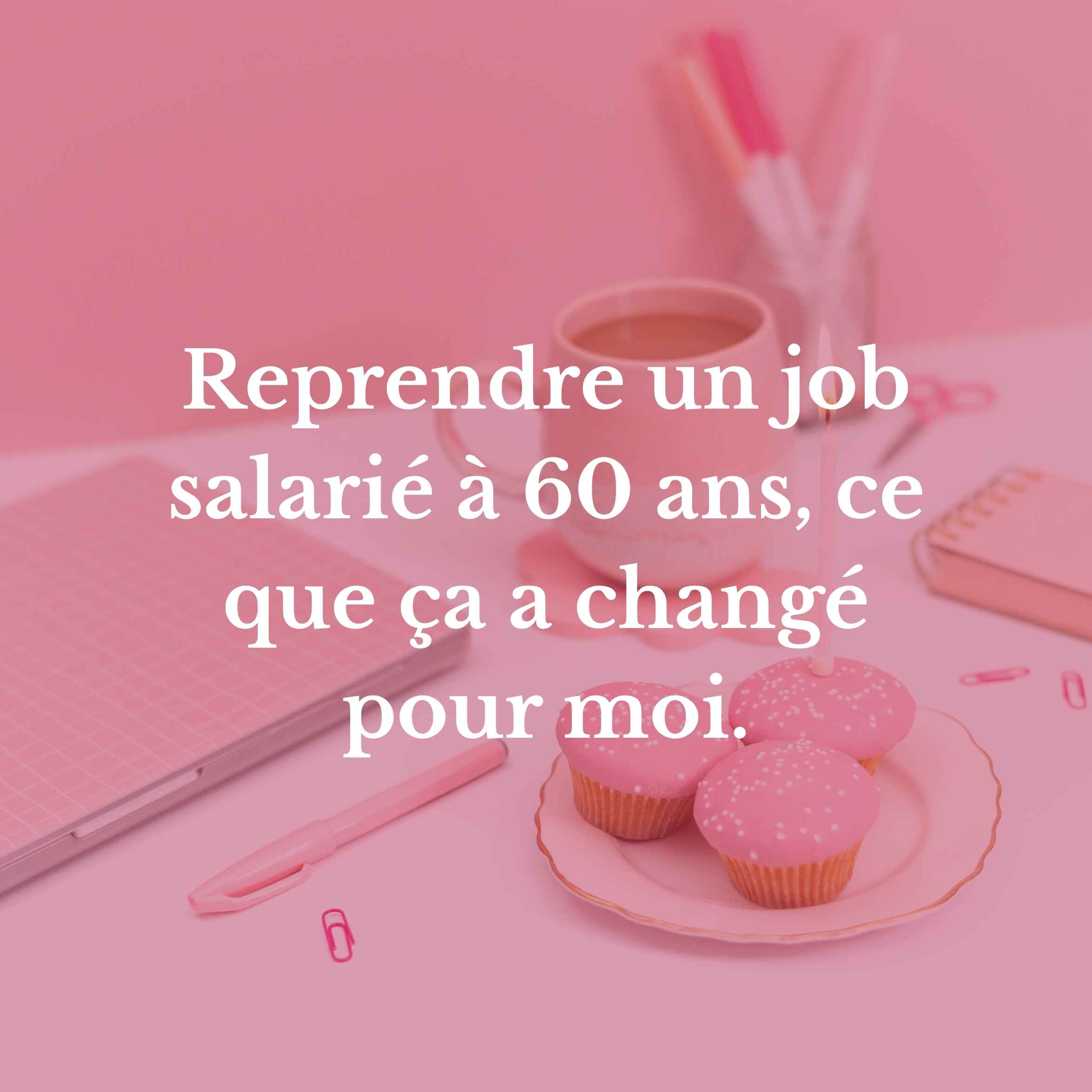 Bureau rose avec carnet, café et cupcakes illustrant la reprise d'un emploi salarié à 60 ans