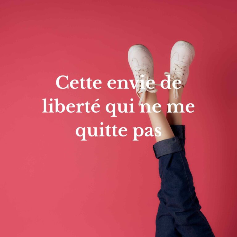 Jambes en l'air avec baskets sur fond rose vif, symbole de légèreté et d'envie de liberté