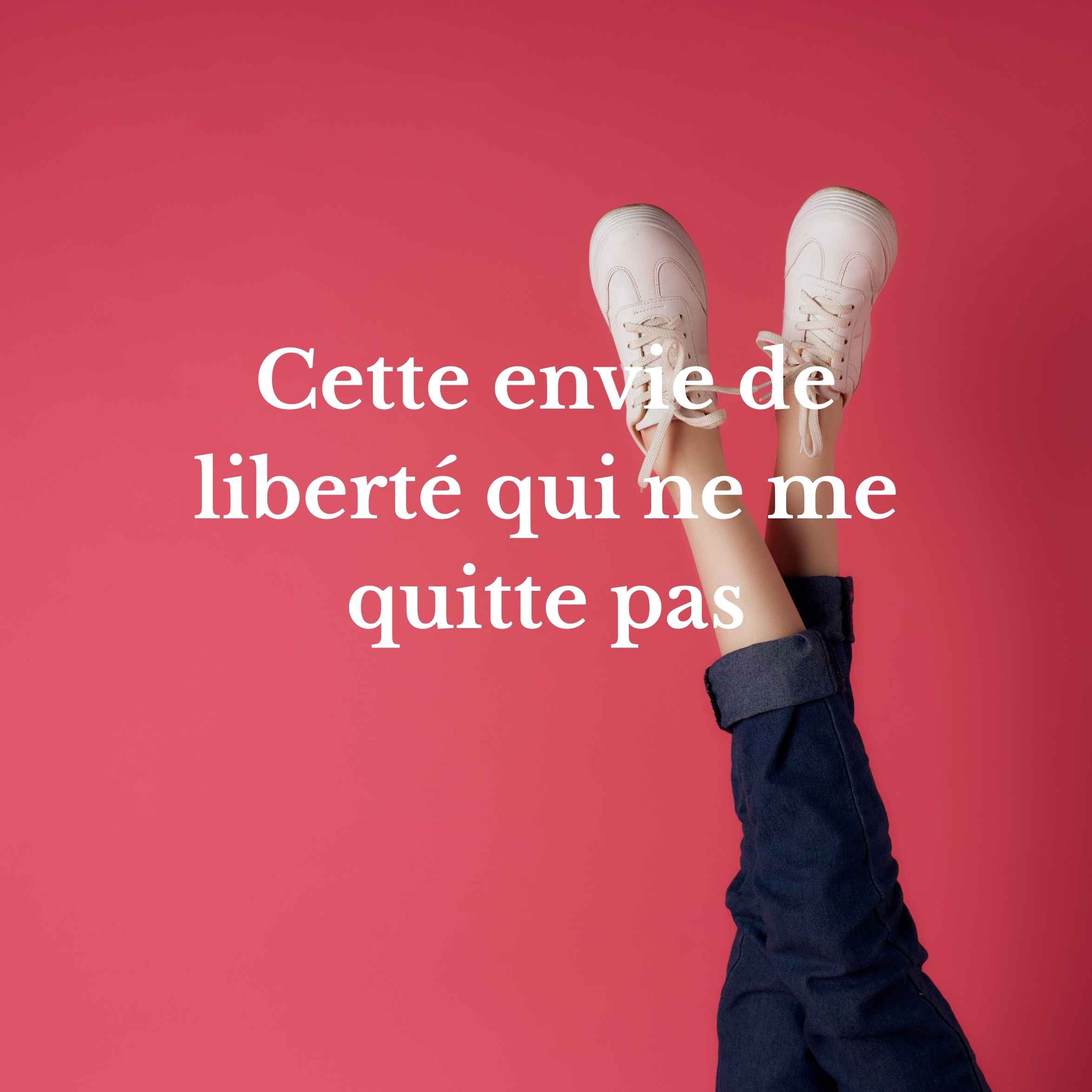Jambes en l'air avec baskets sur fond rose vif, symbole de légèreté et d'envie de liberté