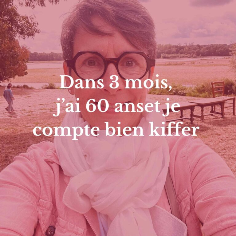 Véronique Gachet souriante en extérieur, à quelques mois de fêter ses 60 ans
