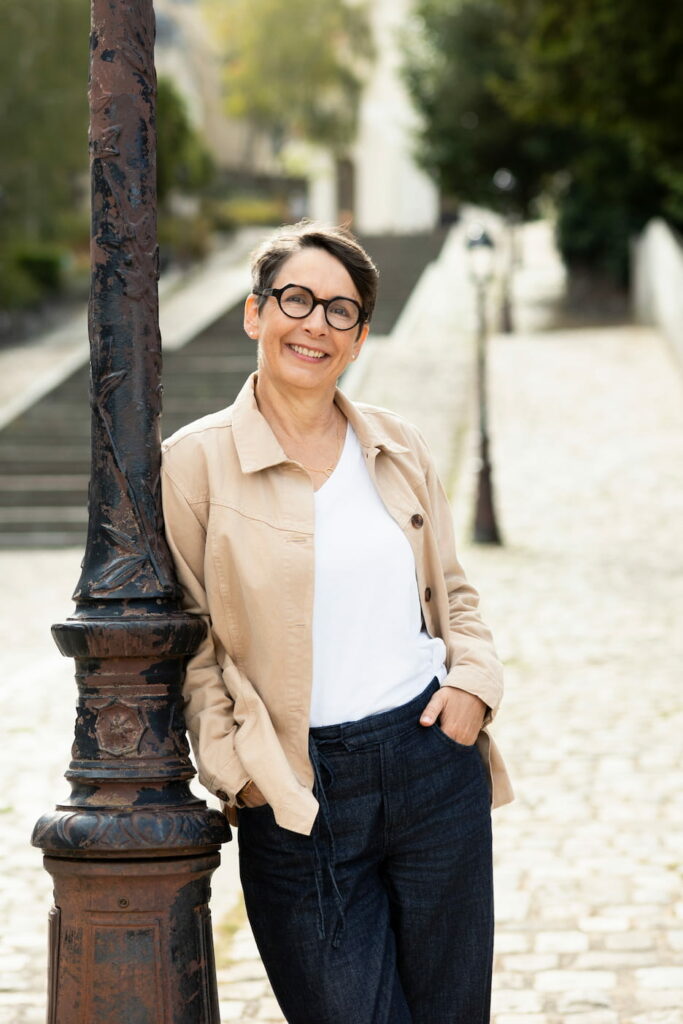 Véronique Gachet, coach en réinvention professionnelle pour femmes de 60 ans, dans une rue d'Angers