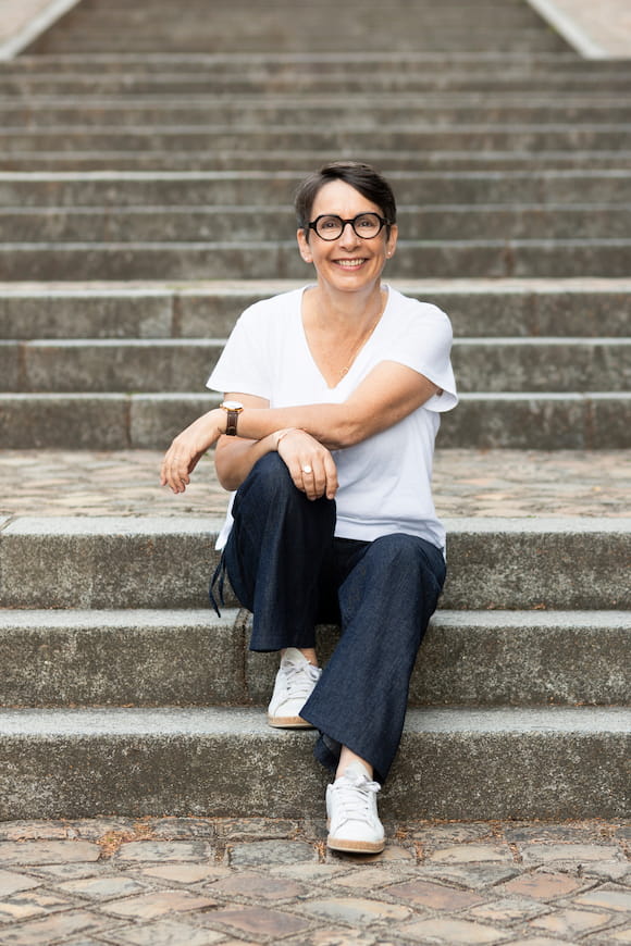 Une approche naturelle et progressive, Véronique Gachet, teeshirt blanc assiste dans les marches de la cathédrale 