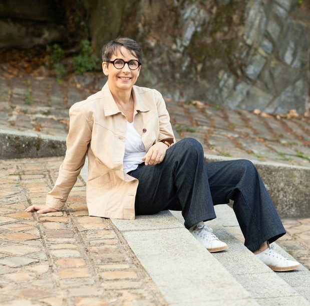 Véronique Gachet, coach en reconversion professionnelle après 60 ans, souriante en extérieur