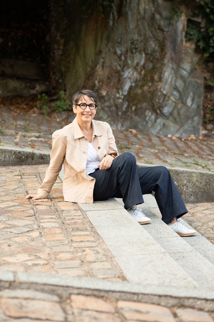 Véronique Gachet, coach en reconversion à 60 ans, devant la cathédrale d'Angers
