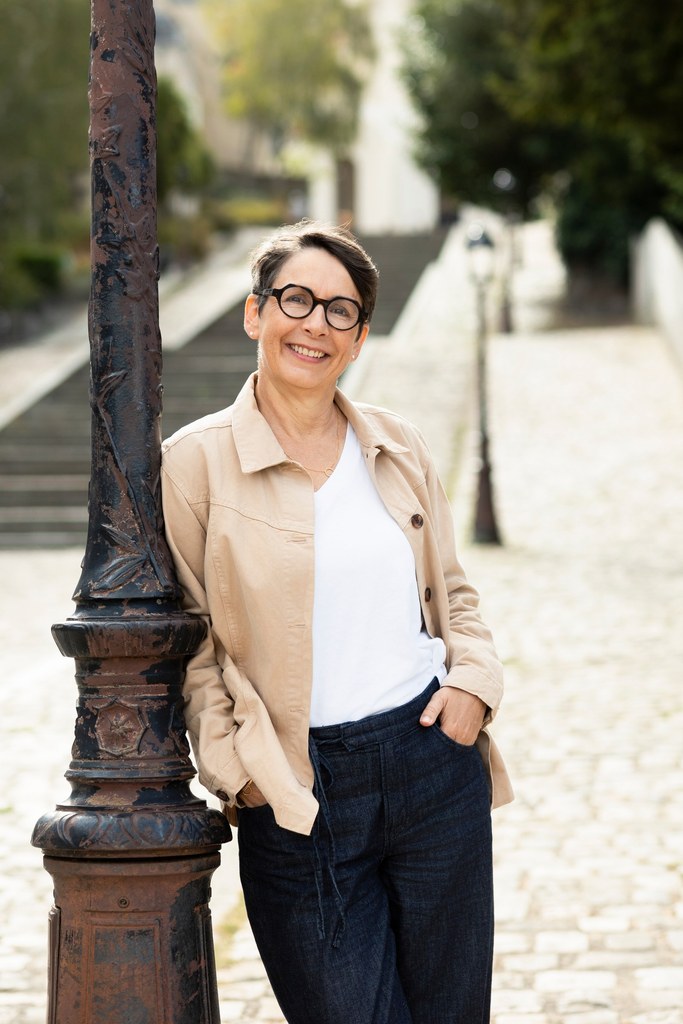 Véronique Gachet, coach en réinvention professionnelle pour femmes de 60 ans, dans une rue d'Angers