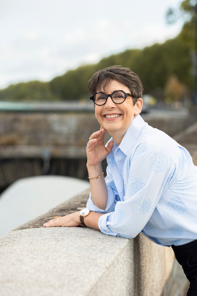 Femme de 60 ans qui entreprend, illustration du parcours de reconversion. Entreprendre avec énergie, temps libre.