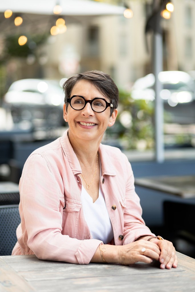 Femme de 60 ans qui entreprend, illustration du parcours de reconversion. Regard au loin vers l'avenir radieux.
