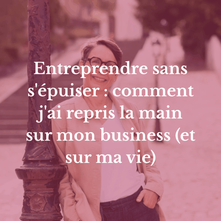 Véro souriante, adossée à un lampadaire en ville, illustre l'article Entreprendre sans s'épuiser et vivre libre